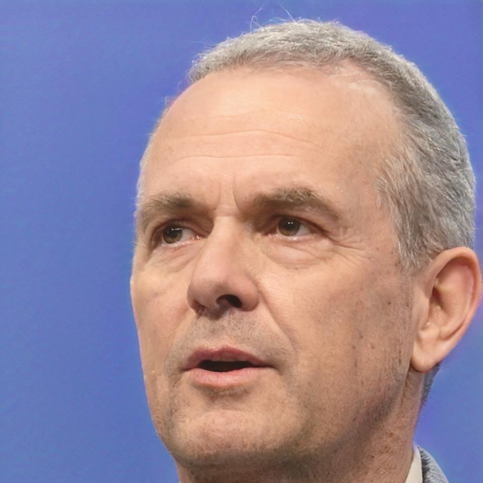 Portrait of Callum Lindgren, Senior Financial Analyst at velorastin